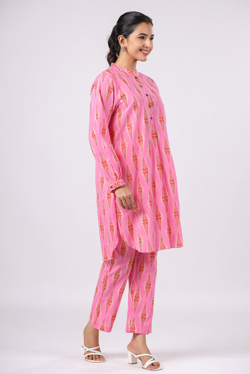 pink diamond co-ord set,
diamond print pink co-ord set,
pink co-ord set with diamond pattern,
women’s pink diamond co-ord set,
pink diamond two-piece set,
stylish pink diamond co-ord set,
trendy pink diamond co-ord set for women,
diamond pattern pink co-ord set,
pink co-ord set with diamond design,
pink diamond co-ord set for casual wear,
pink diamond print set for women,
chic pink diamond co-ord set,
boho pink diamond co-ord set,
comfortable pink diamond two-piece set,
pink diamond print co-o