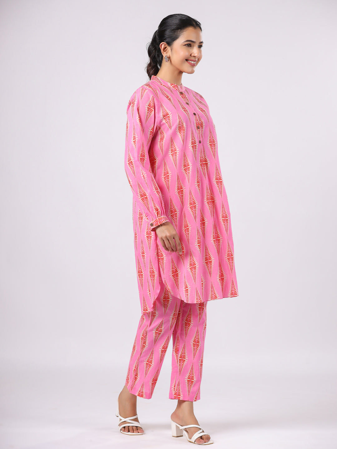 pink diamond co-ord set,
diamond print pink co-ord set,
pink co-ord set with diamond pattern,
women’s pink diamond co-ord set,
pink diamond two-piece set,
stylish pink diamond co-ord set,
trendy pink diamond co-ord set for women,
diamond pattern pink co-ord set,
pink co-ord set with diamond design,
pink diamond co-ord set for casual wear,
pink diamond print set for women,
chic pink diamond co-ord set,
boho pink diamond co-ord set,
comfortable pink diamond two-piece set,
pink diamond print co-o